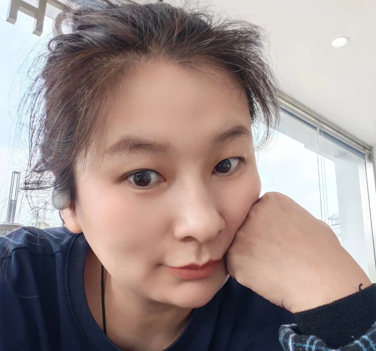 卖手机看着很轻松！其实压力很大！我是卖荣耀手机的！