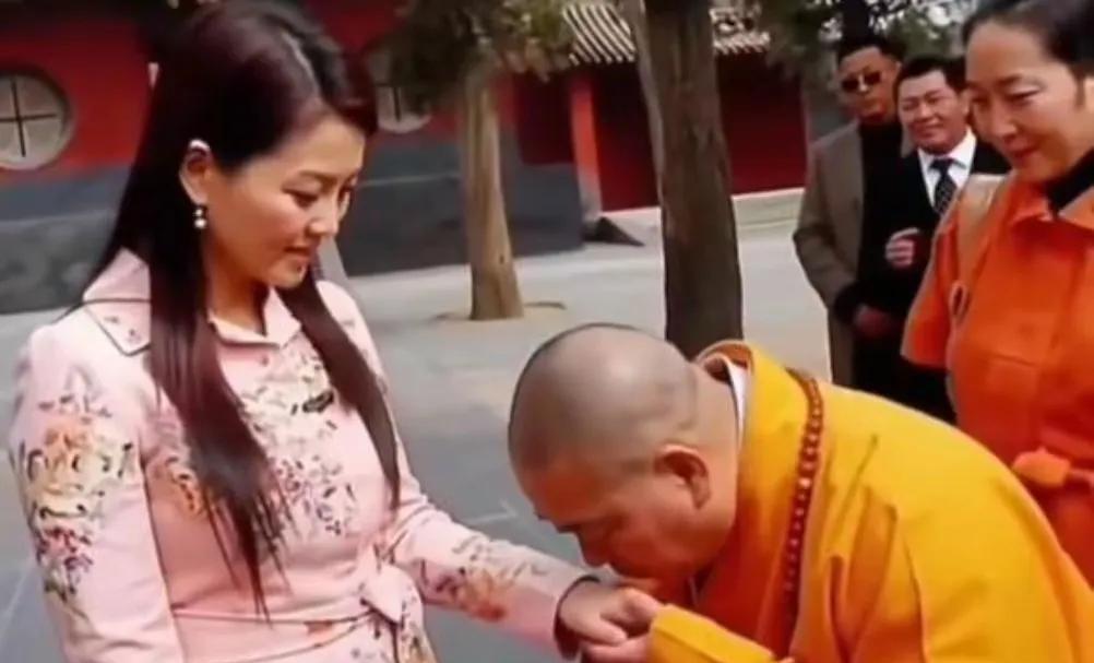 释永信亲吻李湘之后！隔年王诗龄诞生，这是佛祖显灵赐福不？
李湘穿着丝袜采访释永信