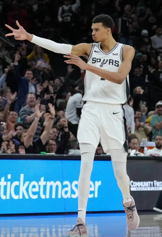 今天最开心的事：文班内外兼修，三分六中三
作为文班球迷，今天的文班才是我最希望看