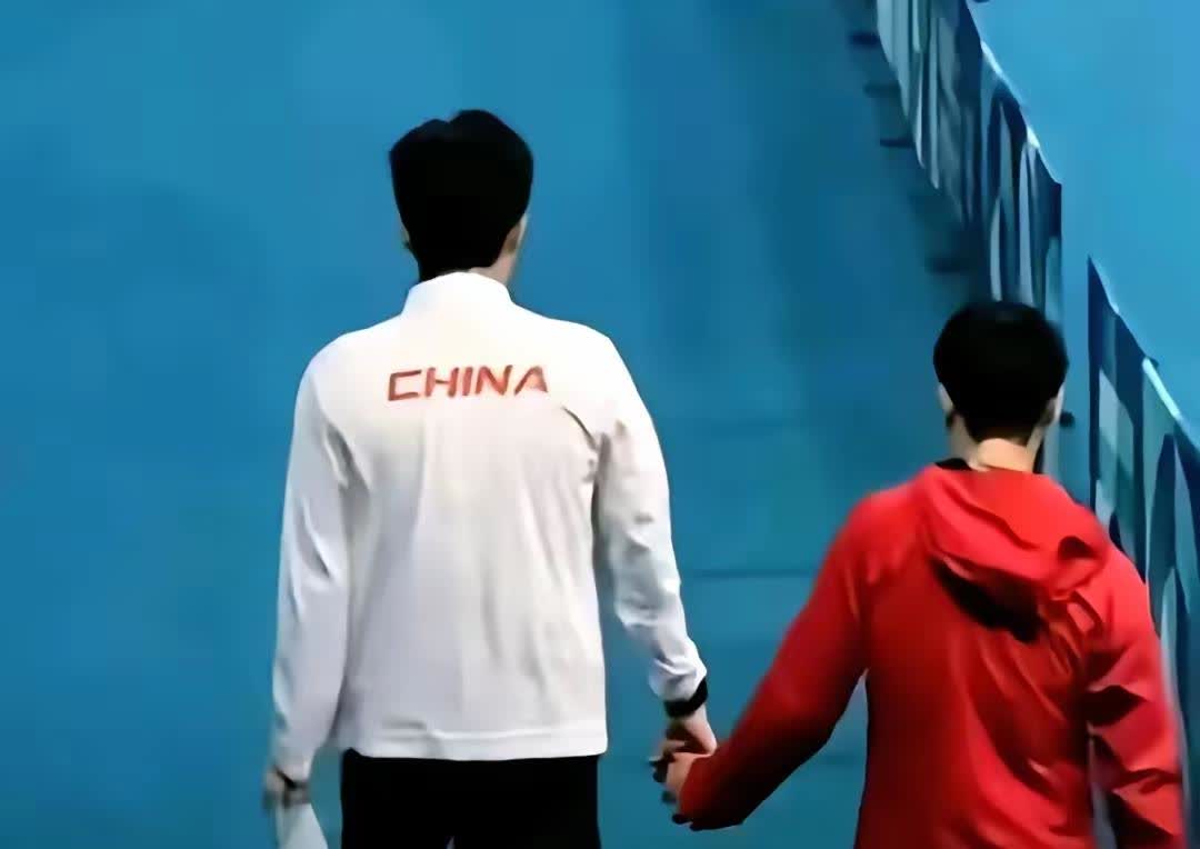 感觉全体球迷都在期待这一天！

一个是“国民闺女”，一个是“潇洒姑爷”，大家