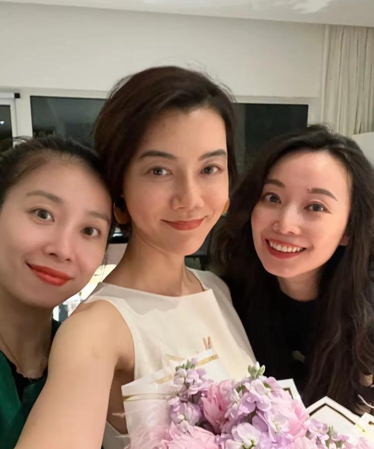 车晓在大别墅内庆生，她穿白裙拖鞋很瘦很仙，就是脸特别奇怪，不自然……
不知道车晓