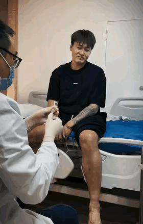 运动员的职业生涯充满挑战……

赵睿在比赛中受伤，前往广州接受治疗，原因有两