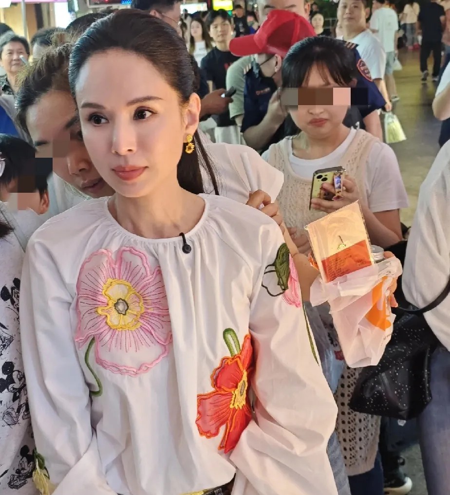 李若彤真人照！
脸像20岁小姑娘，可惜脖子出卖了年龄。