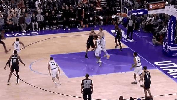 火箭连续传导，阿门运球少见长两分出手压哨投进
