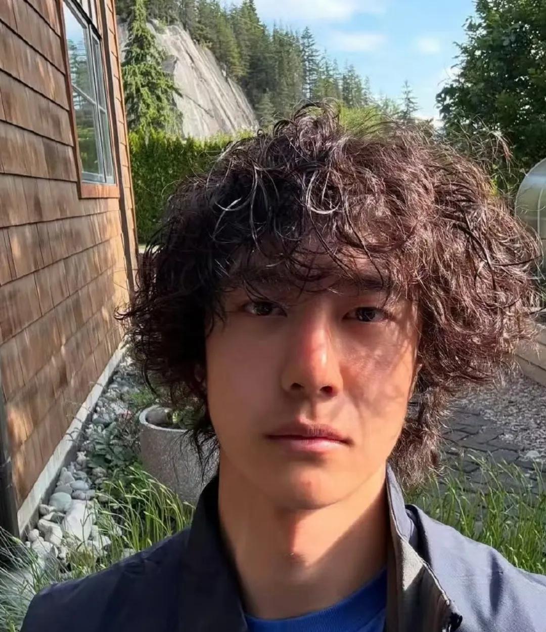 王一博真的是娱乐圈的一股清流，别人都在娱乐圈疯狂的拍戏，走红毯，上综艺的时候，他