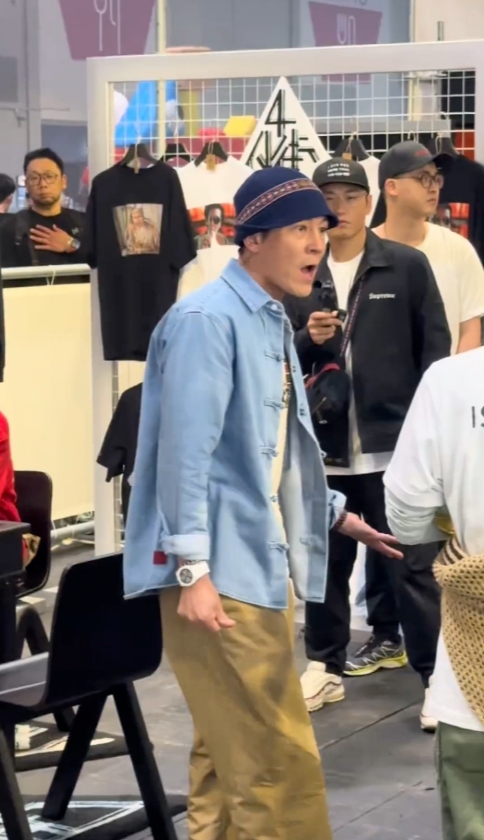 陈冠希怒怼乘务长！这次陈冠希又火了。

原因是因为在飞机上威胁工作人员，让其丢掉