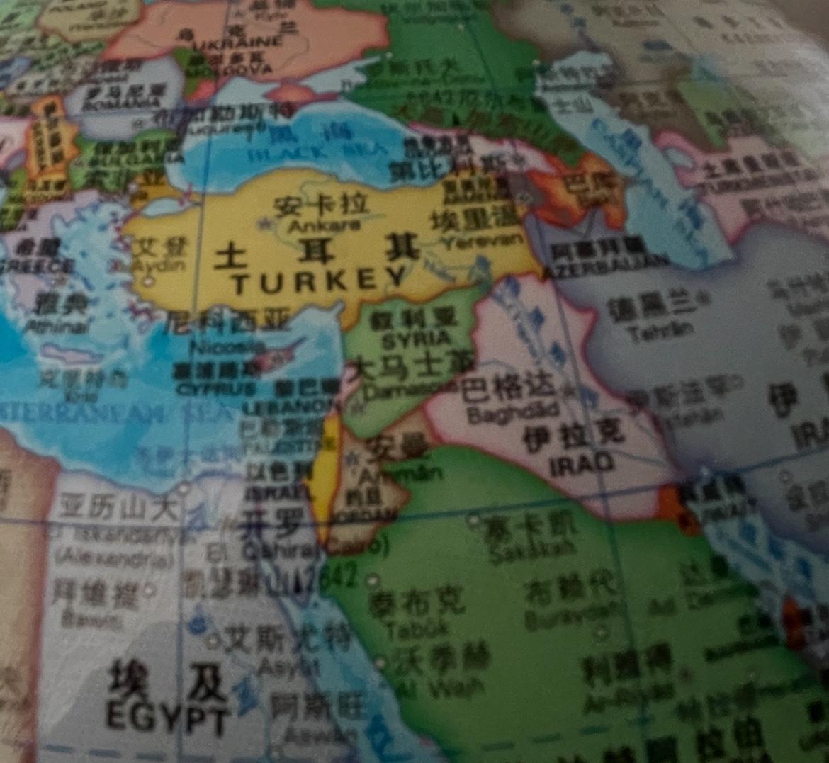 以色列一天不打仗难受的不行，又对黎巴嫩发动猛烈空袭。唉！中东这些国家不团结，巴勒