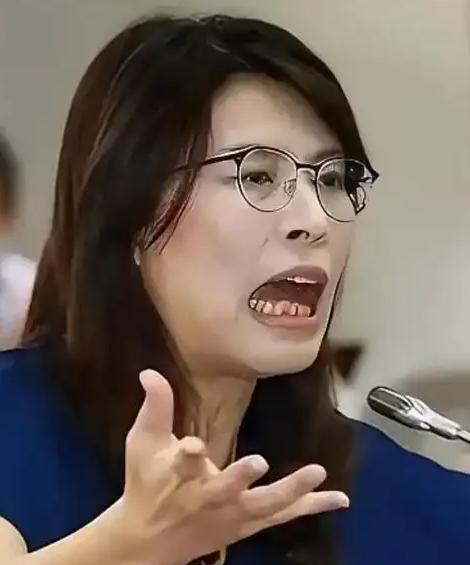 郑丽文，到手的国民党主席的位子，恐怕要飞了！
这事儿得从郑丽文那番