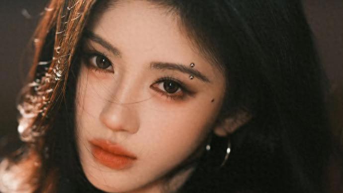 眉钉微闪，夹克生风：鞠婧祎演绎甜酷美学，掀起时尚新风潮