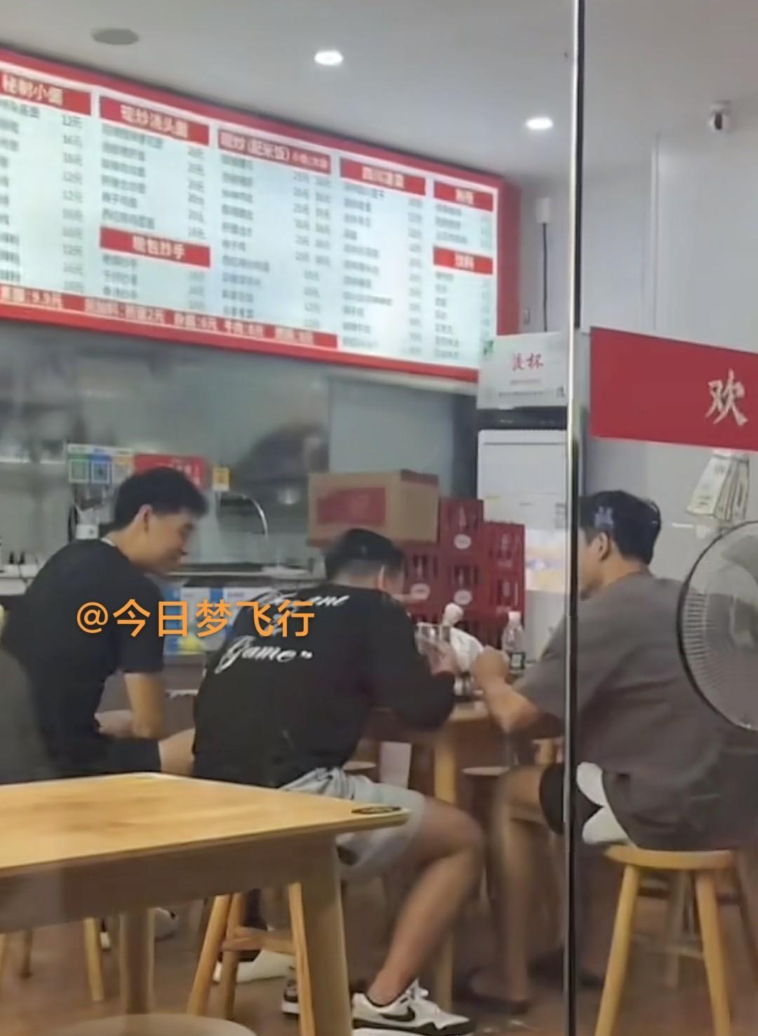 下班后的快乐，崔永熙在东莞食肆吃夜宵！
昨晚，正在东莞篮球学校进行康复训练的广东