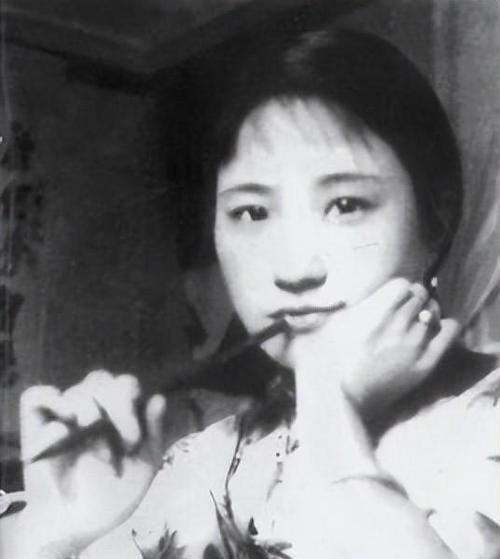 1961年，陆小曼穷得吃不起鸡蛋时，将唯一的貂皮大衣卖掉，买来几斤大闸蟹，请3个
