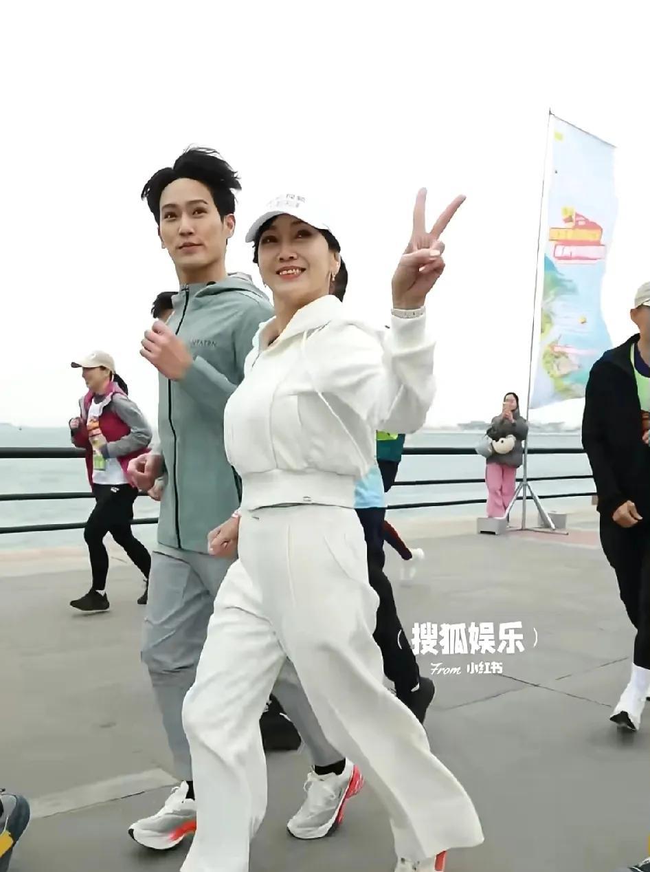 72岁赵雅芝跑马拉松，我也想过她可能为了碎银几两，
也想过她是为了锻炼，
万万没