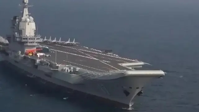 在山东舰航母面前老迈的尼米兹号选择双手抱头不敢惹其不高兴
 据环球网6月14日消