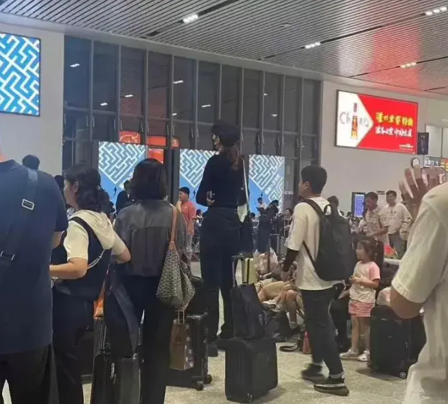 这个女孩应该有2米了吧。