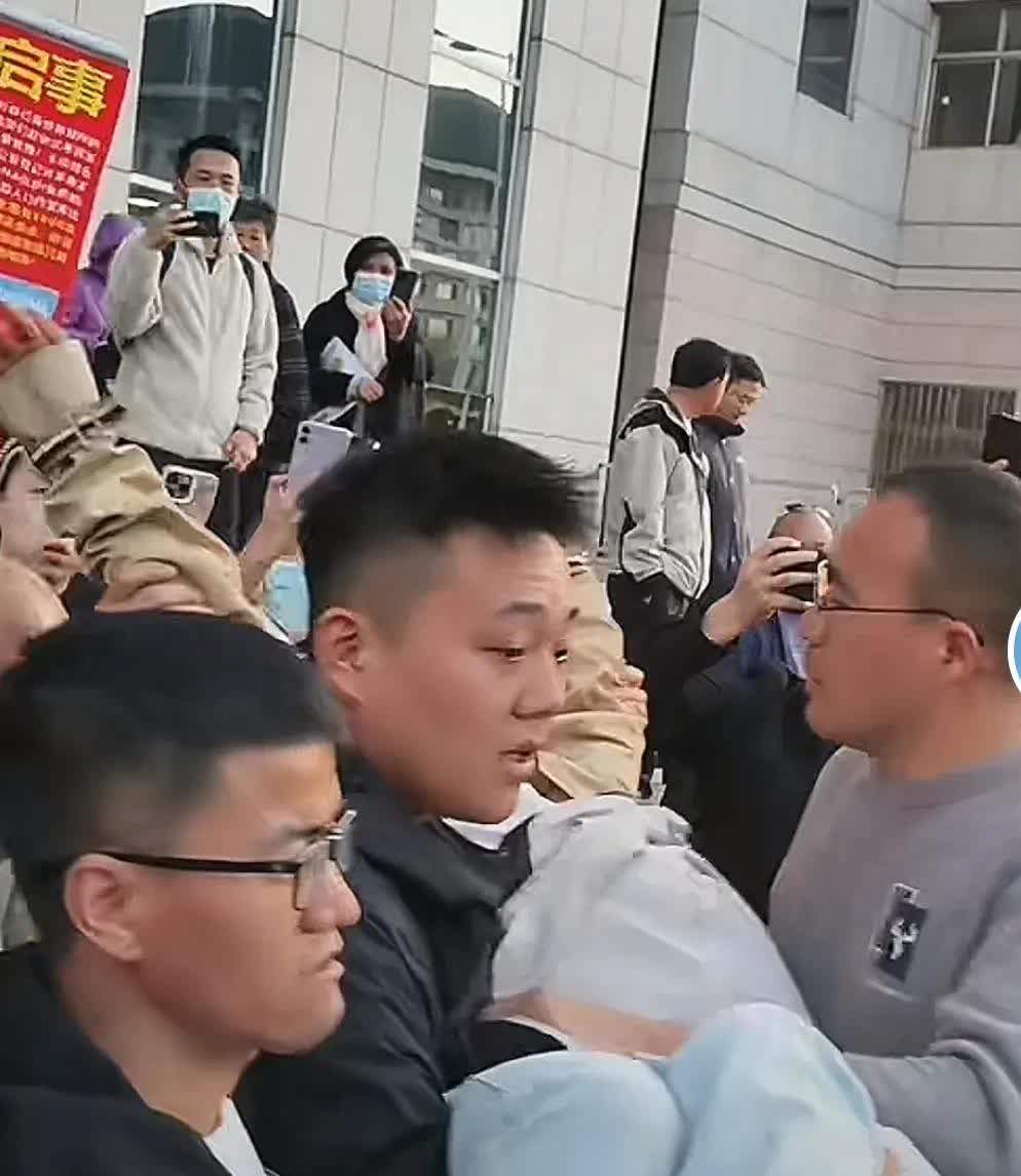 姜妈妈被气到抽搐那会儿，谁能想到郁豹豹会冲出来帮忙抬人。谢浩男当初认亲搞得像明星