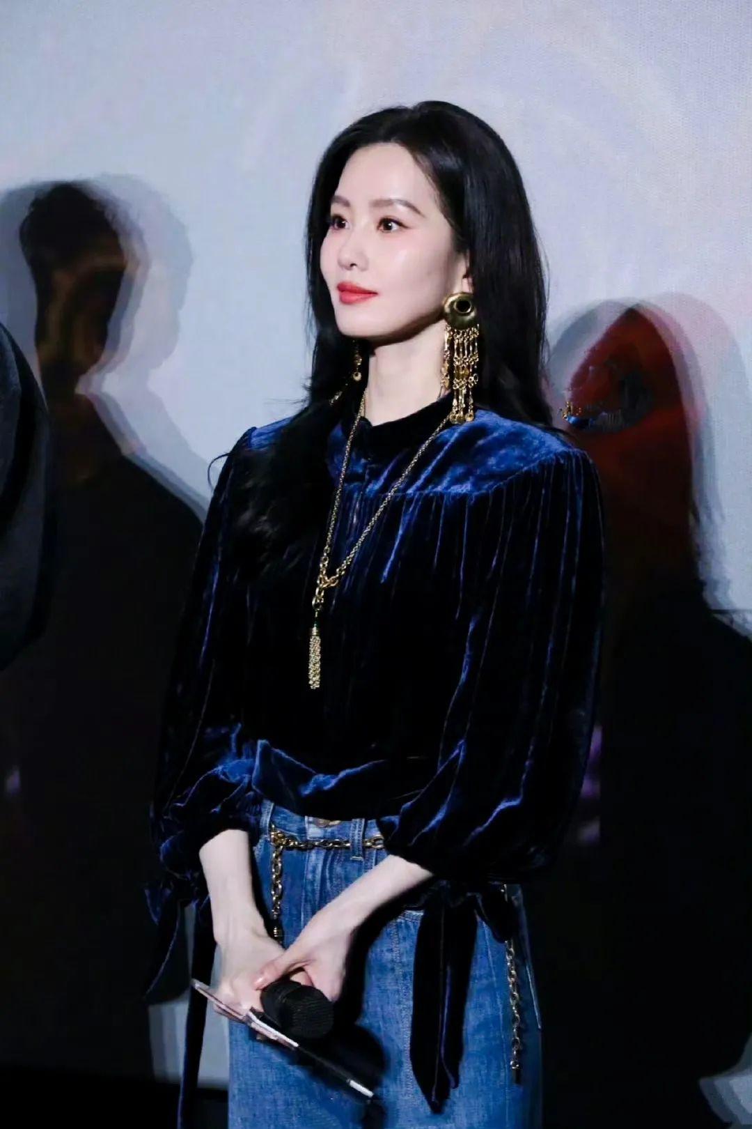 刘诗诗这身搭配太美了，蓝色丝绒上衣搭配牛仔裤，优雅又有气质，轻松打造出时尚亮点～