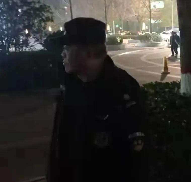 当保安每天12小时，除了上班就是在宿舍，现在天气也热，加上站岗也累，所以基本下了