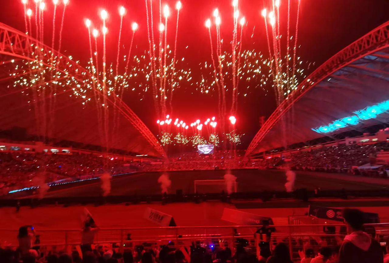 “滇超”太震撼啦！还以为是春晚，16个州代表队震撼出场，各具民族特色，震撼的感受