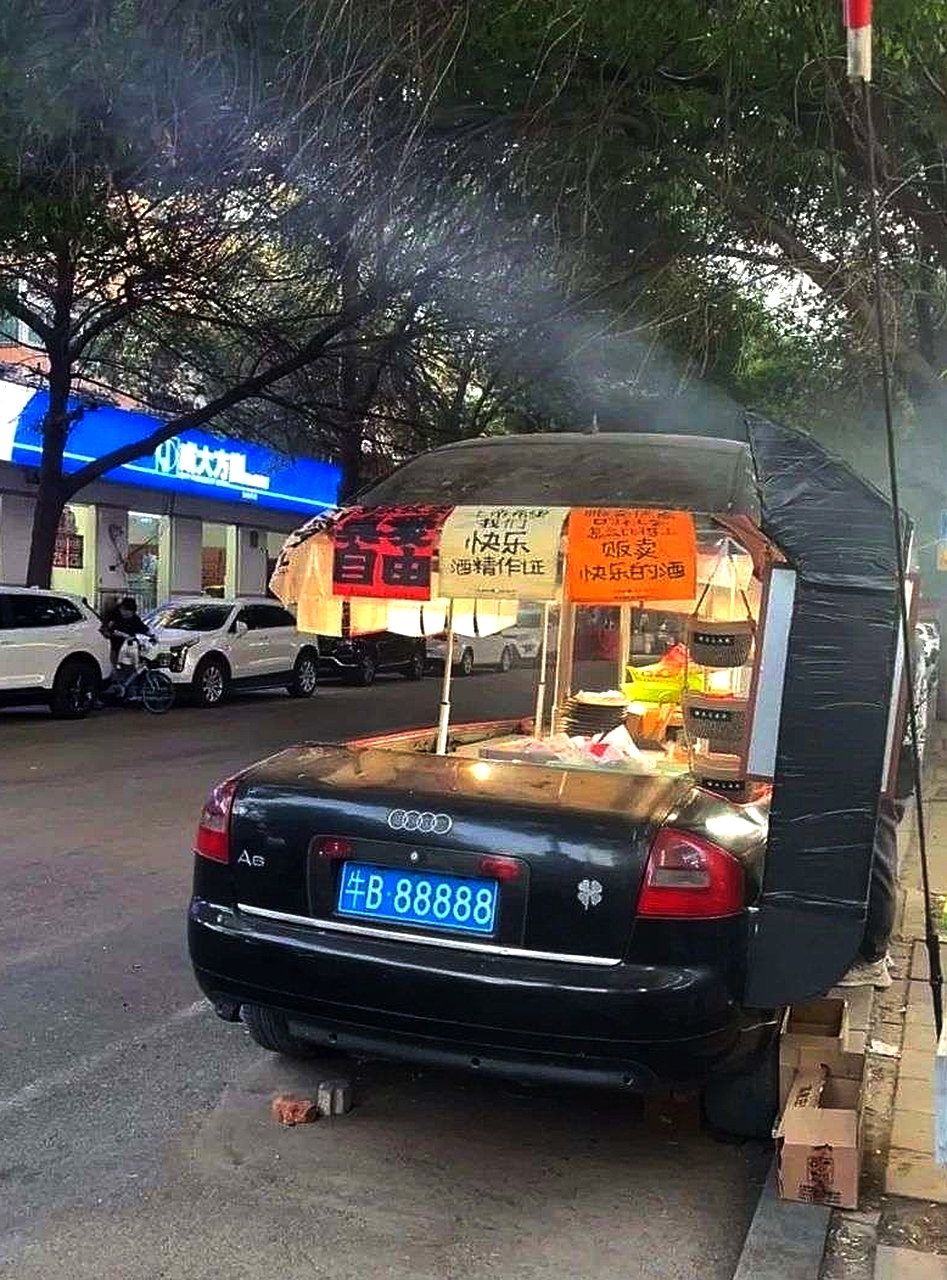 城管来了：我这是车。交警来了：我这是摊。