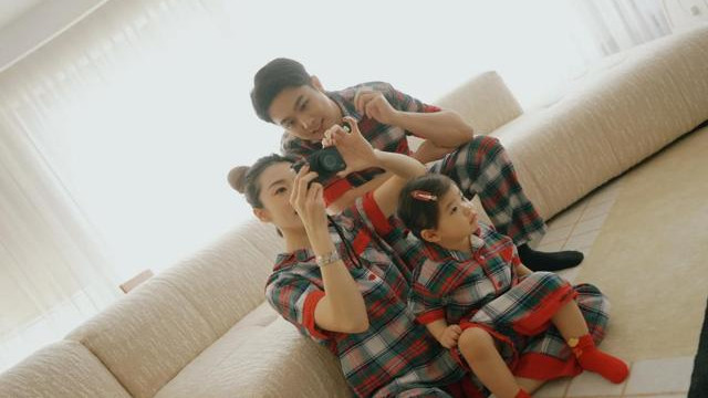 程晓玥和老公回上海，真人皮肤不白还有双下巴，老公又帅又有涵养