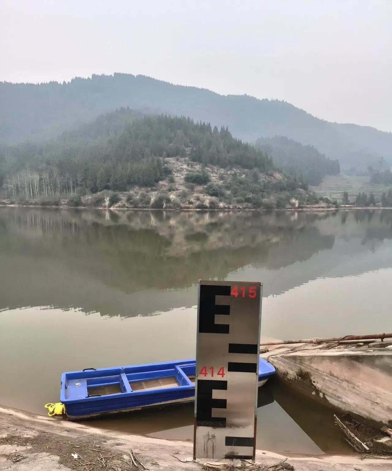 水库的重要性。
水库当初修建，是为了天旱农田有水灌概，保证用水需求。
而现在，好