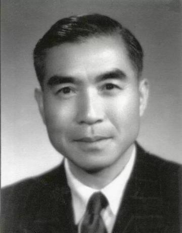 1988年上海，86岁的名医邝安堃不顾子女反对，娶23岁的小保姆，四年后邝安堃去