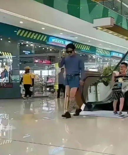 以为自己很帅？殊不知在别人眼里…