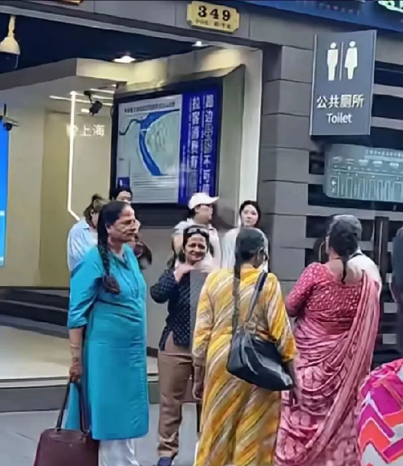 印度游客看中国厕所一脸懵











---











哎