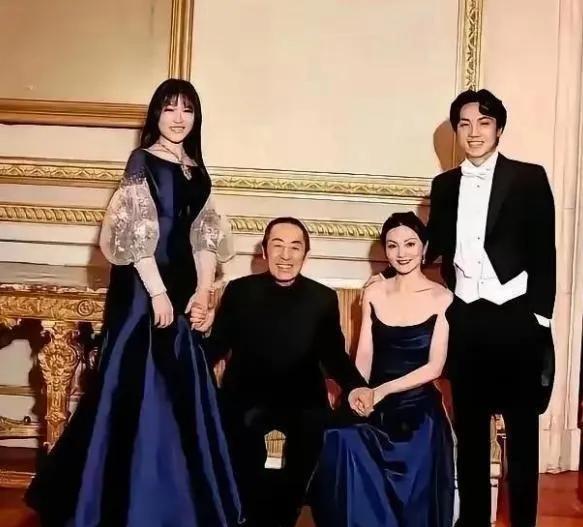 张艺谋儿子张壹男结婚，与陈婷及子女全家福曝光，大儿子身材高大帅气，儿媳高挑漂亮。