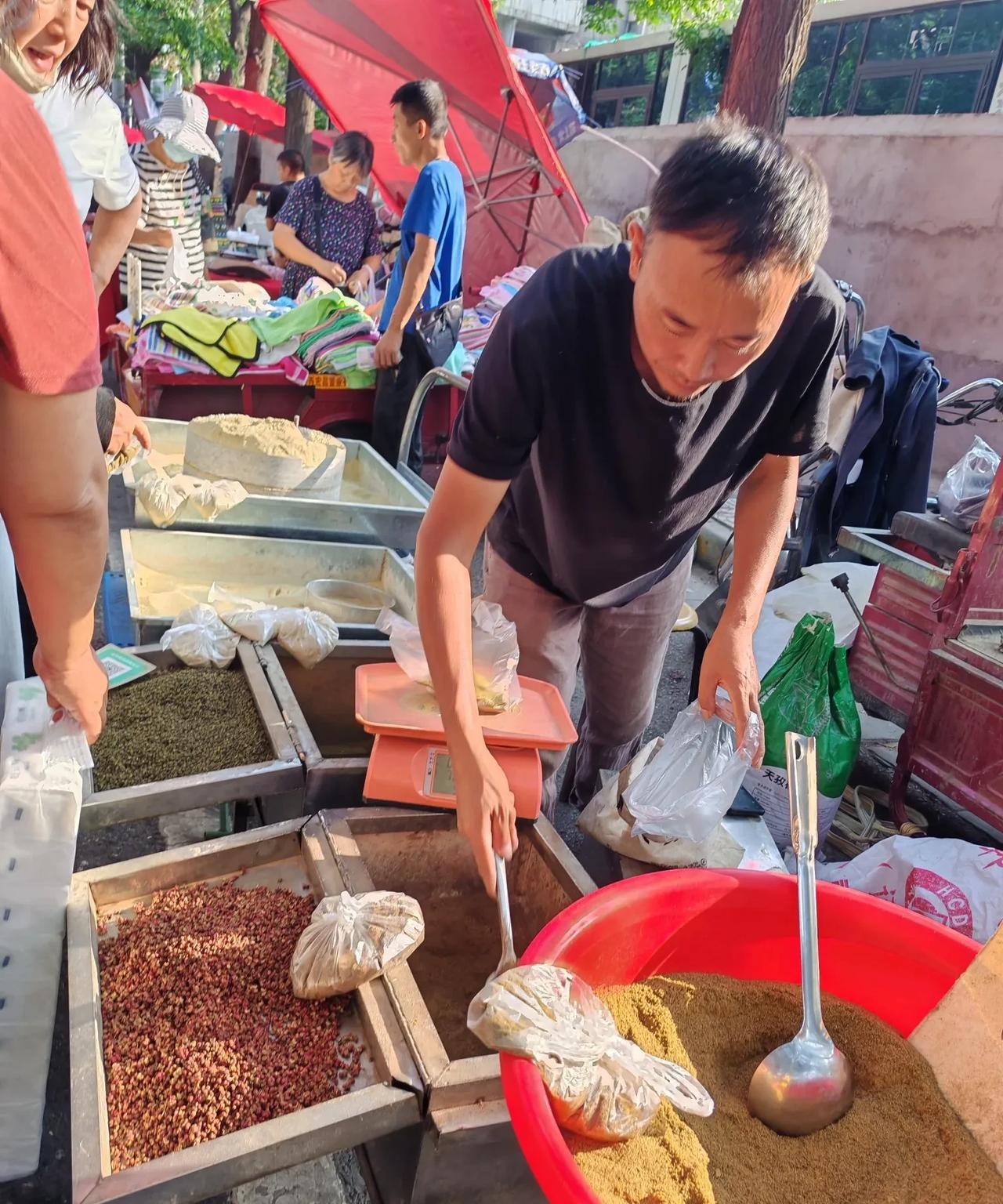 她们说这种调味粉好
8月27日，刚刚路过西安龙首北路，早市还没散，发现有个小摊围