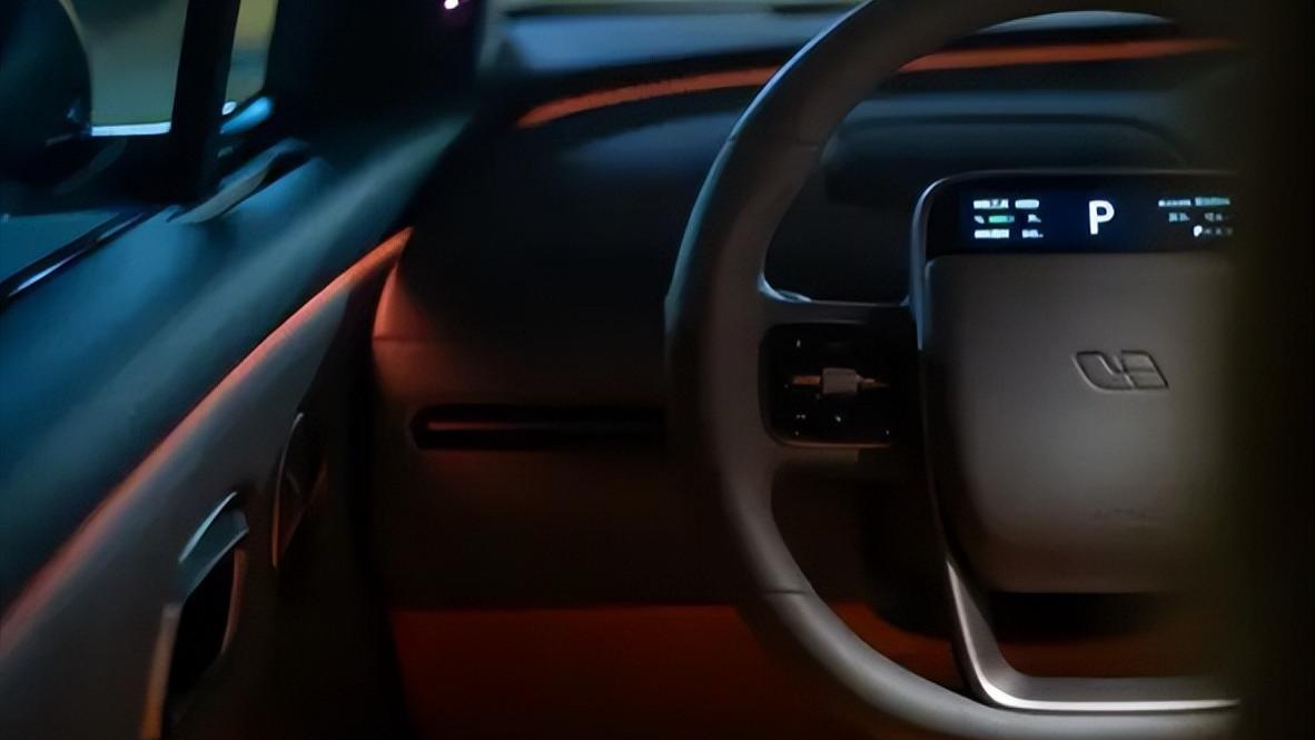 百公里电耗仅12.6度，标配400kW四驱，理想i8搭载自研碳化硅电机