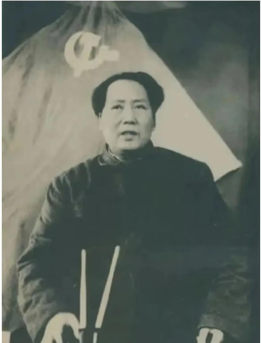 1949年3月5日至13日，中共七届二中全会在河北西柏坡召开，伟人在会上作了重要