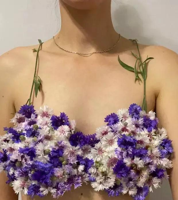 俄罗斯一美女设计师，把植物穿在身上，结果比大牌时装还出彩。#树叶美学#