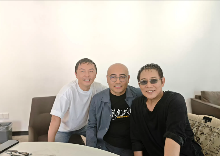银幕父子再度见面，这么多年过去了，李连杰和谢苗感情还是这么好。

想当年，9岁的