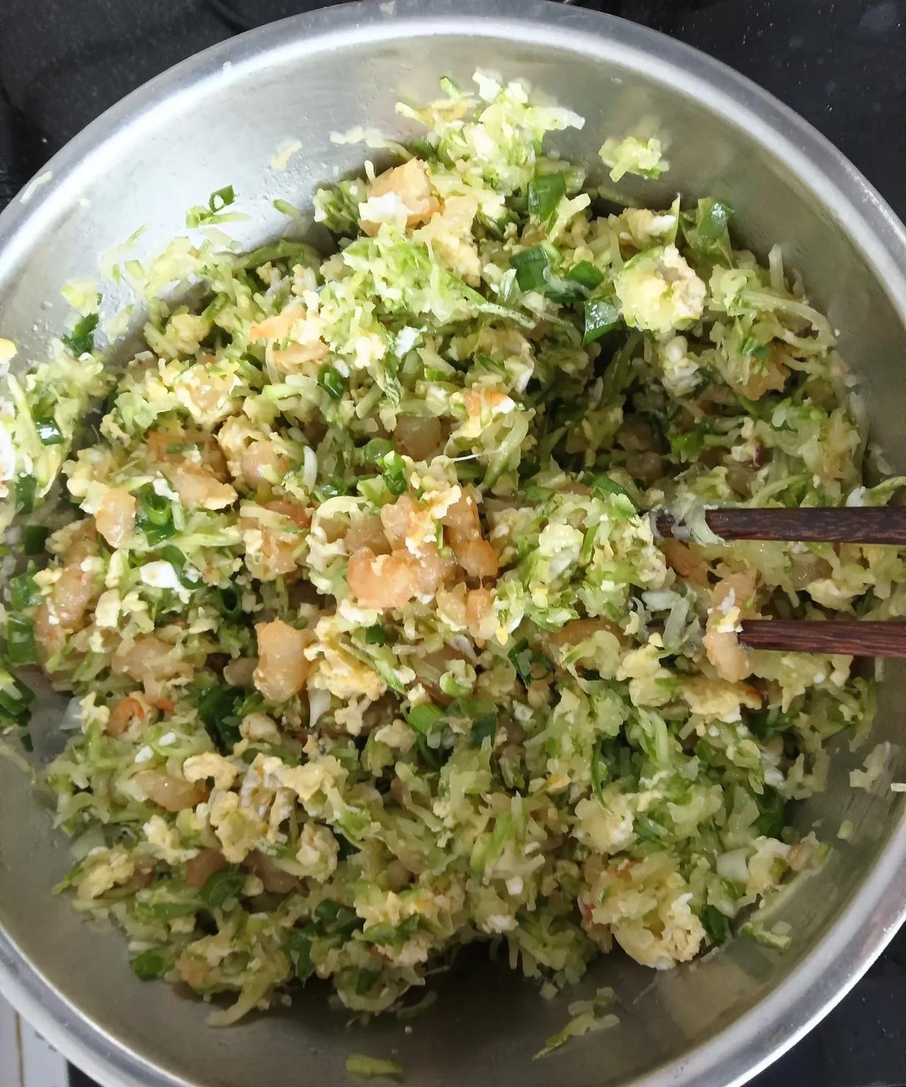 西葫芦擦成丝，炒笨鸡蛋，鲜虾仁，我取名叫三鲜馅水饺。
李老师擀的皮儿很薄，馅又多