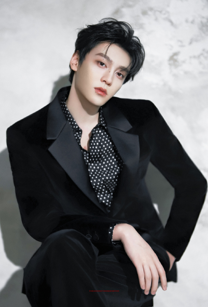 田栩宁的颜值跟身材穿什么都好看
完全就是行走的衣架子