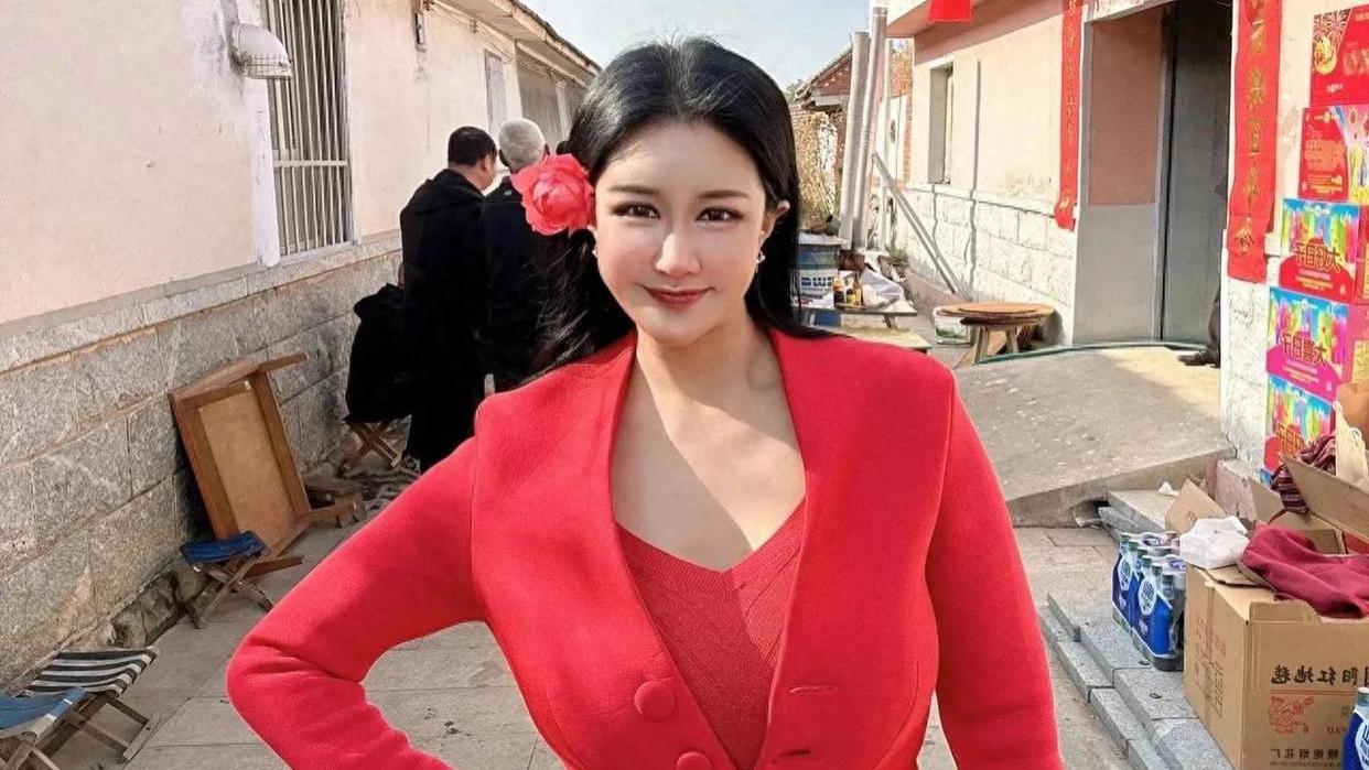 香港三级片演员张暖雅下嫁农村小伙后续，两人直播间透露结婚内幕
