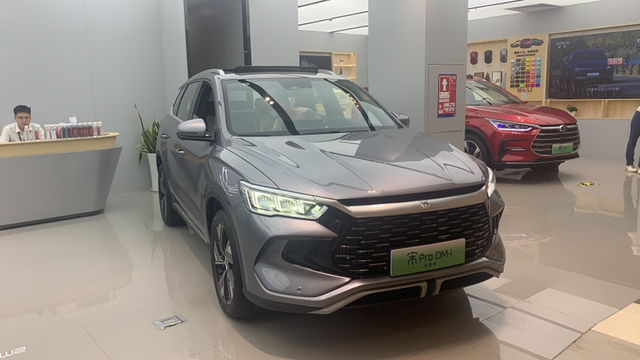 今天路过去看了下新款宋pro，感觉真不如老款好看，可能每个人审美不一样吧，但是真