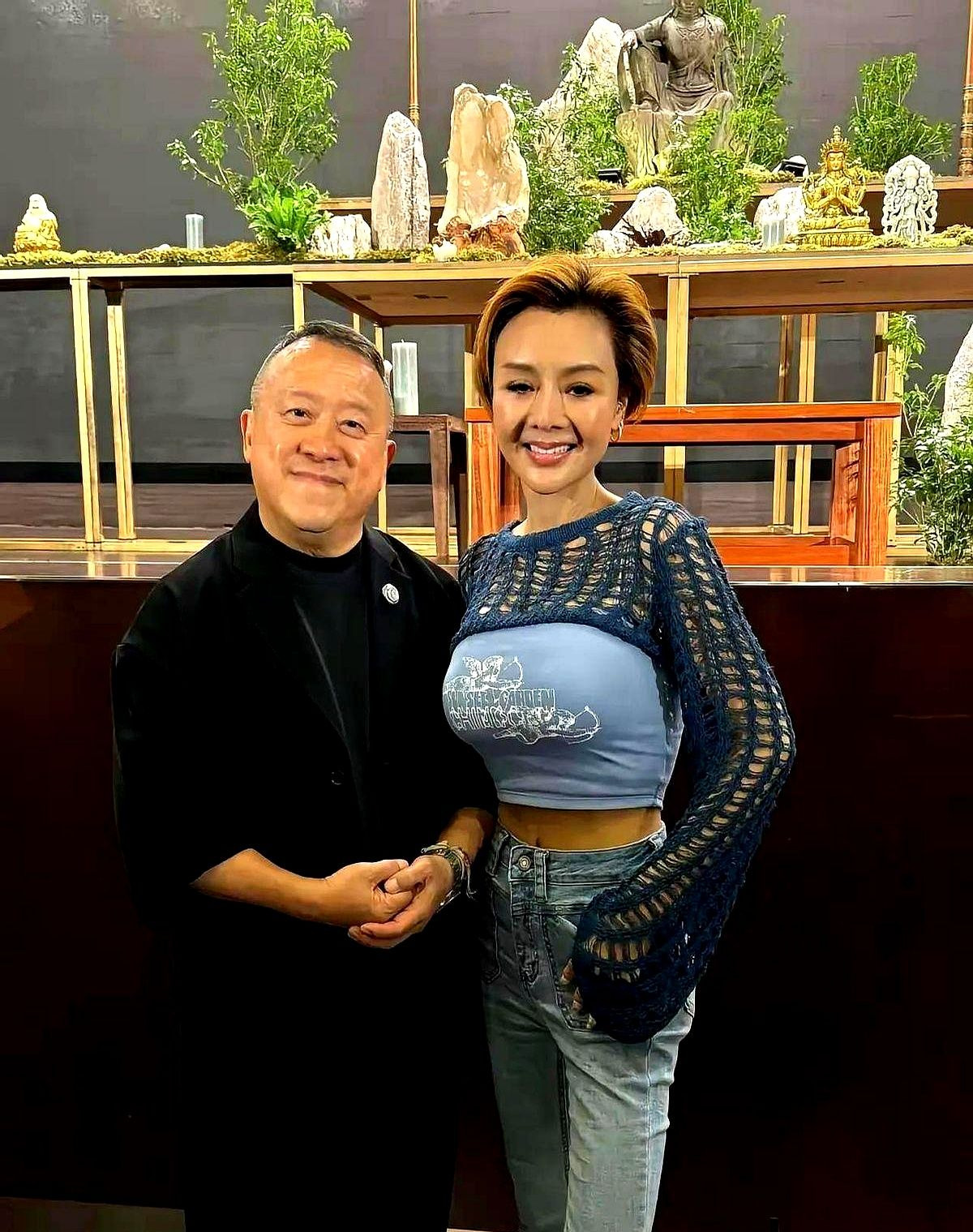 曾志伟叶子楣身高差引热议











什么？官方身高162cm的叶子楣