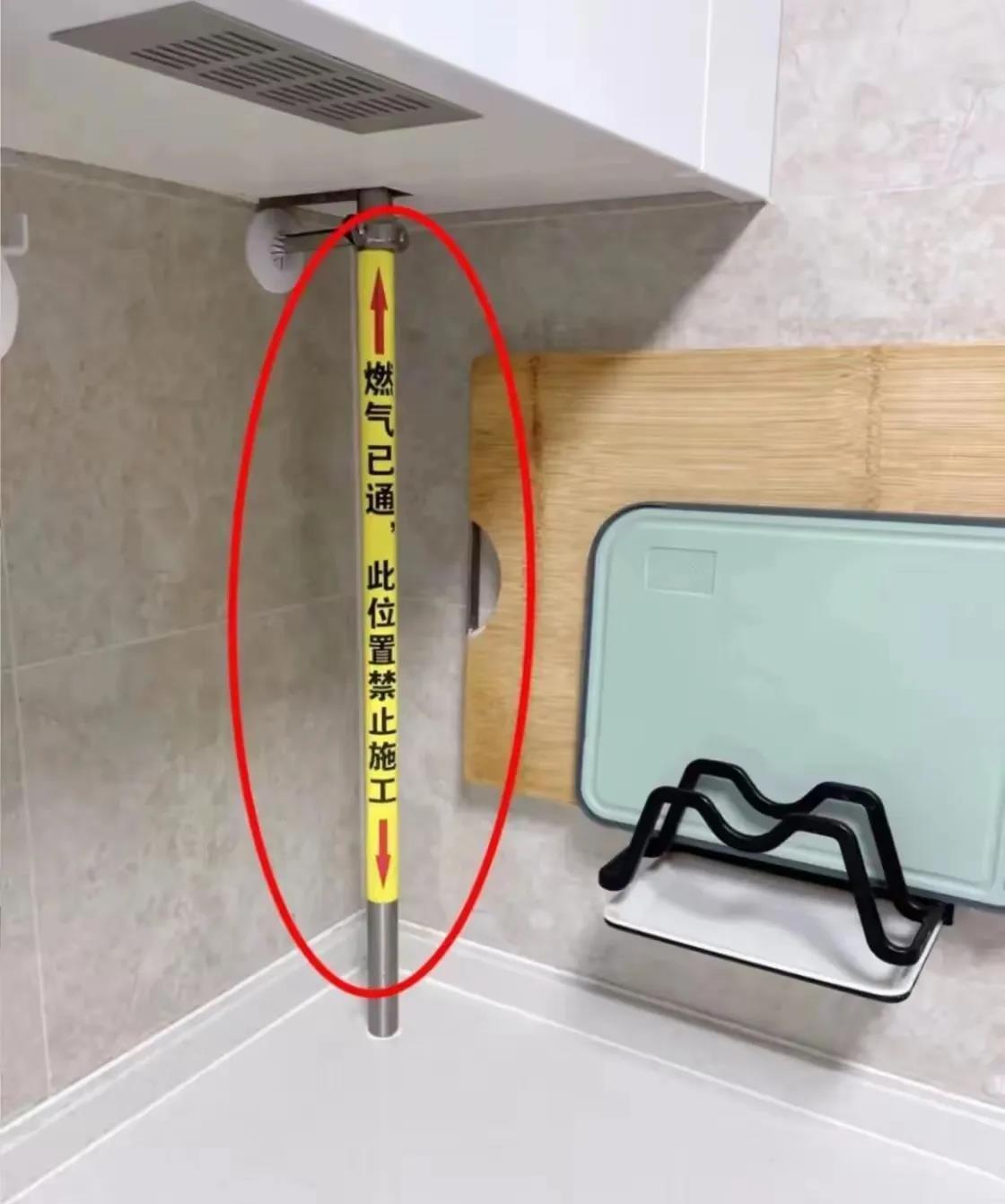 真是无语了，交完房之后才发现这个燃气管道在这个地方，现在基本上是改不了了，这也太