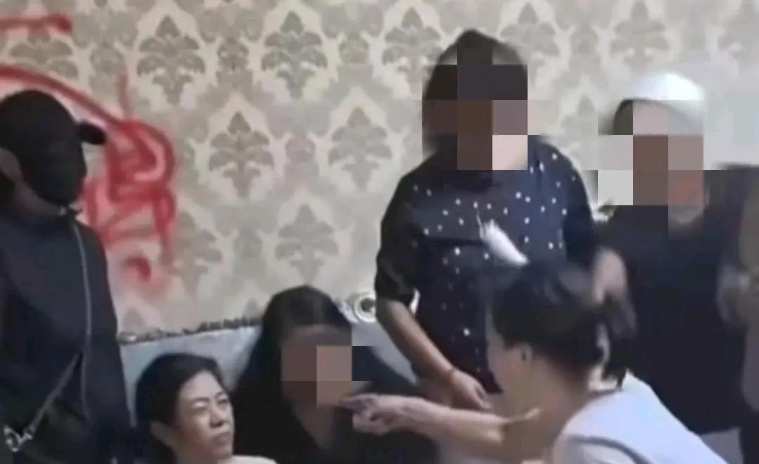 网上看到的，沧州刘某瑶的婆婆跪在儿媳妇的面前，身边一群妇女在数落她！
张某表情痛