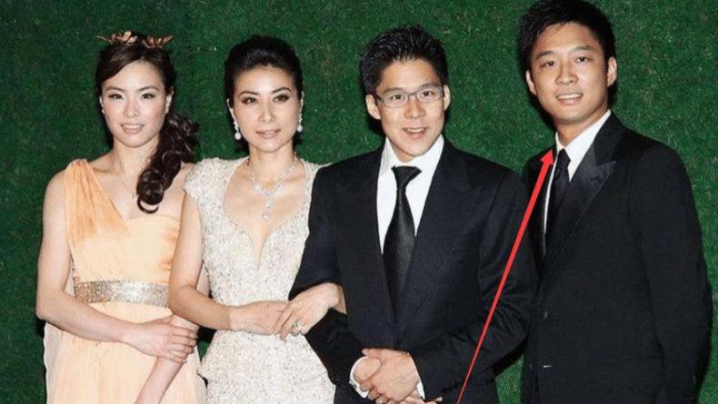 霍震霆支持儿子追郭晶晶，霍启刚再次要求与郭晶晶合照被拒绝，他巧妙回答一句话