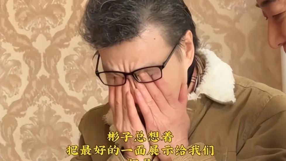泪目！58 岁李彬罕见露面，与洪剑涛北京重逢哭红双眼