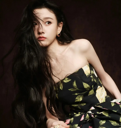 宋祖儿现身上海活动 黑裙造型灵动少女