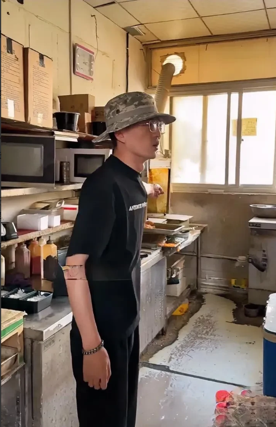 “狂飙兄弟”继续狂飙！
网络打假人“狂飙兄弟”又出手了，日前他发布视频在洛阳打假