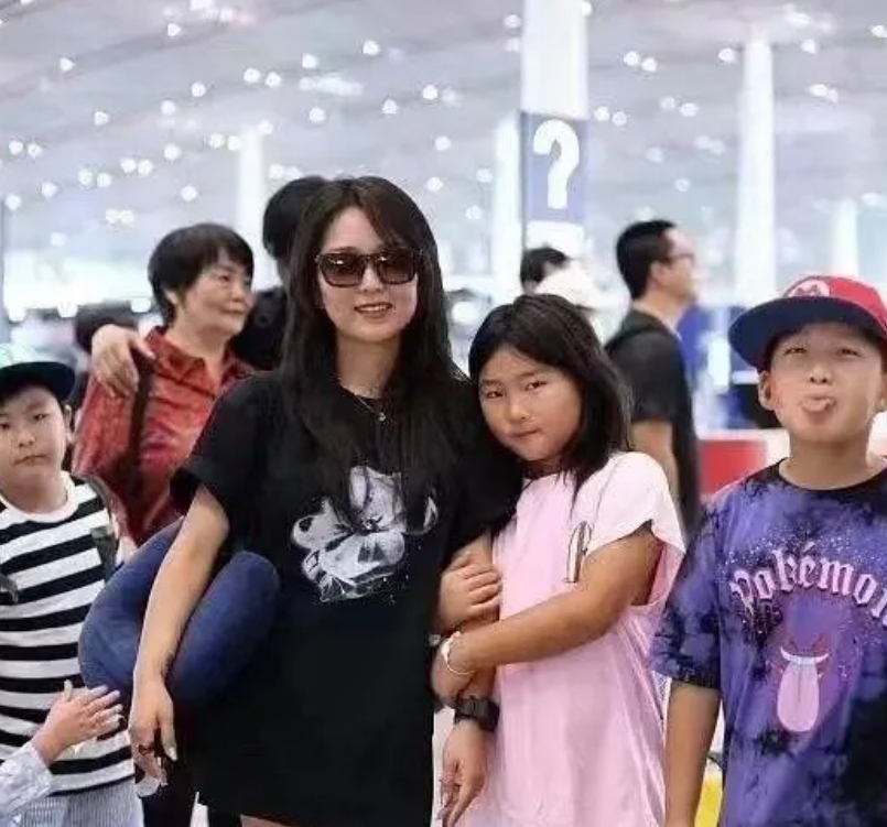 何洁只顾自己美丽不顾女儿死活，看见她的女儿仿佛就看见了小时候的何洁，蜕变前是丑小