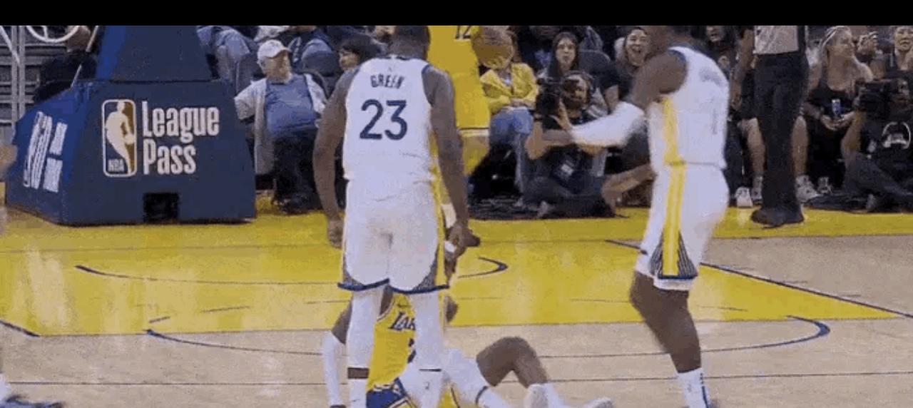 格林爆发冲突，正式宣布赛季开始
       NBA季前赛，湖人对阵勇士的比赛正