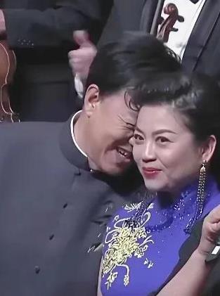 男女相处久了，很容易产生超越友谊的情感，很难纯粹！你信不信？
只有亲密没有亲昵的