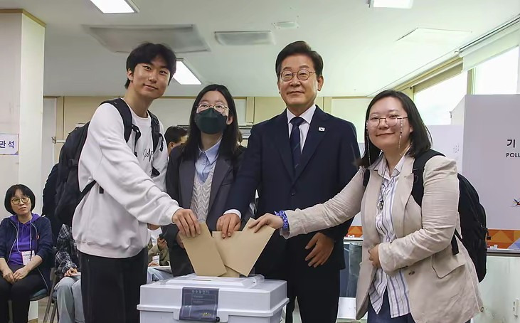 咱们快投票吧，别等6月3日











我真的是急死了！现在投票机就在