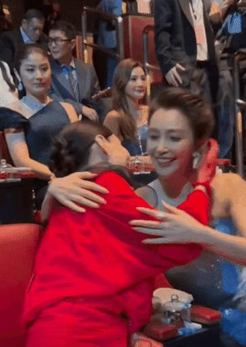 澳门水舞间开幕活动，张柏芝美的一如当年，脱颖而出，女王的造型，碾压现场所有女星。